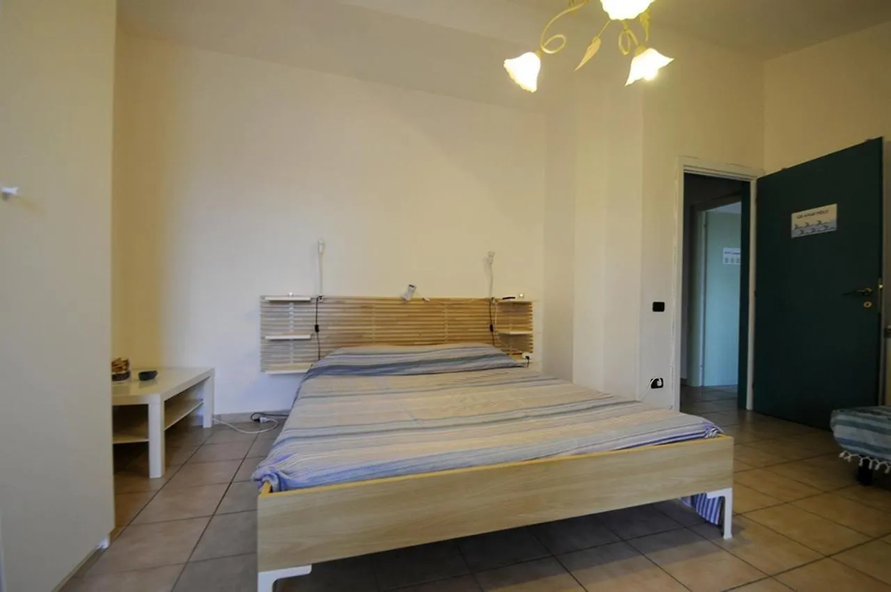 Guest house A La Vue: Shared Bath with AC near Fiera di Roma Hotel Fiumicino
